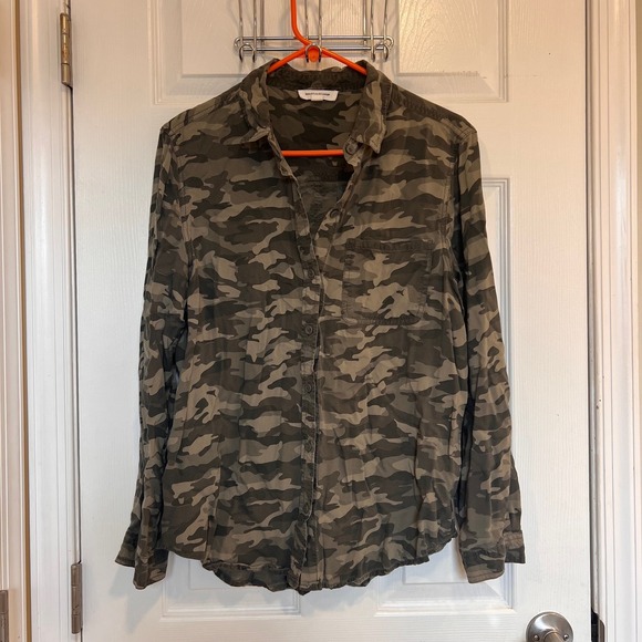 beachlunchlounge Tops - Beachlunchlounge Camo Button Down Shirt Womens Large Green Camouflage